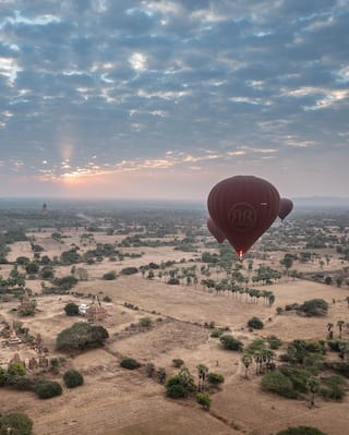 Des montgolfières survolant Bagan